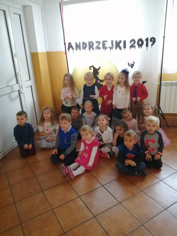Dzieci pozujące przy wielkim napisie - Andrzejki 2019