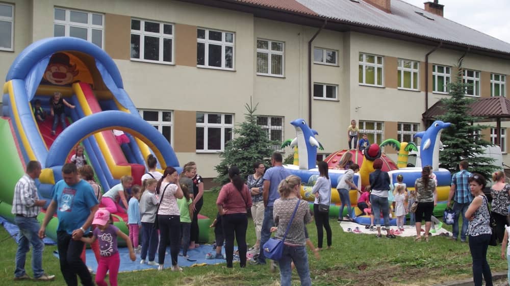 Ludzie czekający na swoją kolej przed jedną z dmuchanych atrakcji.