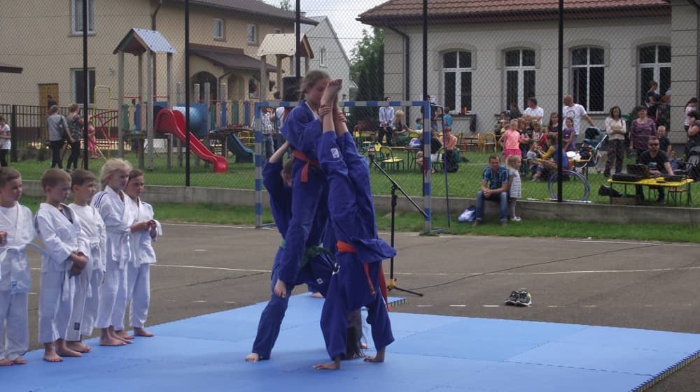 Zawodnicy budujący figurę gimnastyczną.