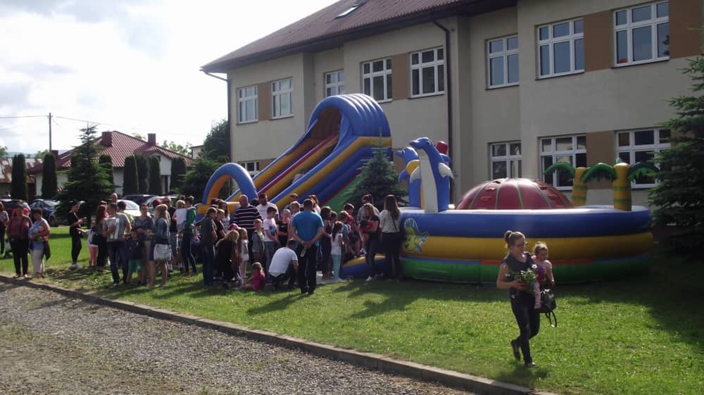 Ujęcie pokazujące ilość ludzi czekających w kolejce do dmuchanego zamku.